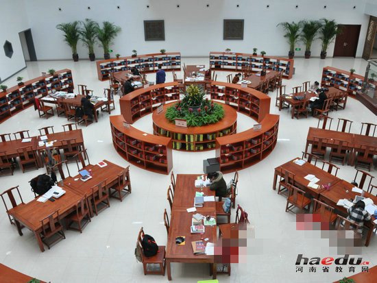 河南财经政法大学图书馆大厅神似“八卦图”成网红 知识空间的趣味设计